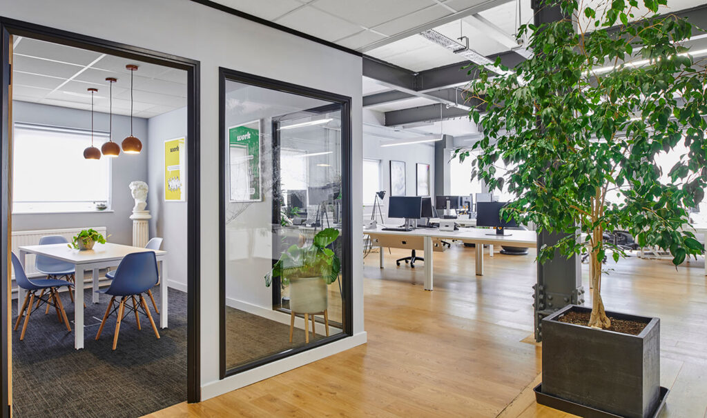 Dlaczego biofiliczny design w biurze się opłaca